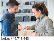 detailed view of a customer signing delivery note. Стоковое фото, агентство Ingram Publishing / Фотобанк Лори