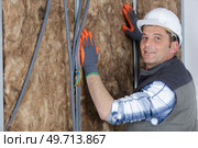 male worker installing wall insulation. Стоковое фото, агентство Ingram Publishing / Фотобанк Лори