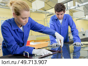 Female factory worker cutting glass. Стоковое фото, агентство Ingram Publishing / Фотобанк Лори