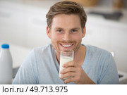 man with disheveled hair drink. Стоковое фото, агентство Ingram Publishing / Фотобанк Лори