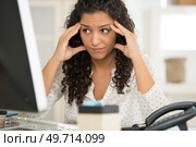 stressed woman working with laptop. Стоковое фото, агентство Ingram Publishing / Фотобанк Лори