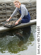 portrait of a female oyster worker. Стоковое фото, агентство Ingram Publishing / Фотобанк Лори