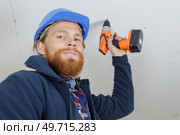 construction worker assemble a suspended ceiling. Стоковое фото, агентство Ingram Publishing / Фотобанк Лори