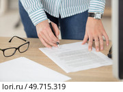woman signing document in office. Стоковое фото, агентство Ingram Publishing / Фотобанк Лори