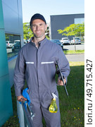 handsome window cleaner smiling at the camera. Стоковое фото, агентство Ingram Publishing / Фотобанк Лори