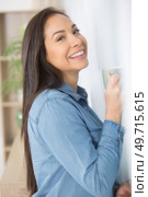 woman laughing out loud while having a coffee. Стоковое фото, агентство Ingram Publishing / Фотобанк Лори