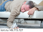 senior man sleep with glass of beer on the sofa. Стоковое фото, агентство Ingram Publishing / Фотобанк Лори