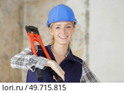young female worker carrying bolt croppers over her shoulder. Стоковое фото, агентство Ingram Publishing / Фотобанк Лори