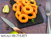 Deep fried calamari or squid rings. Unhealthy food. Frying rings of squid, fast food. Стоковое фото, агентство Ingram Publishing / Фотобанк Лори