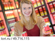smily young woman choosing selling tea. Стоковое фото, агентство Ingram Publishing / Фотобанк Лори