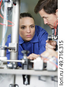 engineers use a cable analyzer to measure an optical signal. Стоковое фото, агентство Ingram Publishing / Фотобанк Лори