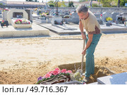man digging at a graveyard. Стоковое фото, агентство Ingram Publishing / Фотобанк Лори
