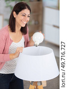 power save led lamp changing. Стоковое фото, агентство Ingram Publishing / Фотобанк Лори
