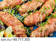 Fried sausage on plate, fast food. Barbecue bratwurst. Close-up.. Fried sausage on plate. Стоковое фото, агентство Ingram Publishing / Фотобанк Лори