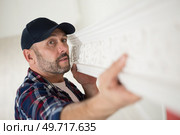 plasterer spreading plaster on wall. Стоковое фото, агентство Ingram Publishing / Фотобанк Лори