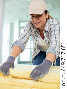 female worker checking the insulation floors. Стоковое фото, агентство Ingram Publishing / Фотобанк Лори