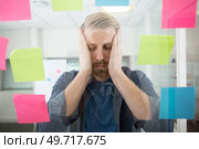 work induced stress concept - young man overwhelmed. Стоковое фото, агентство Ingram Publishing / Фотобанк Лори