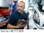 man fixing a motorcycle frame in workshop. Стоковое фото, агентство Ingram Publishing / Фотобанк Лори