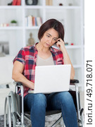 after devastating accident she works from home while recovering. Стоковое фото, агентство Ingram Publishing / Фотобанк Лори