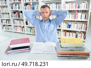 a man in the library. Стоковое фото, агентство Ingram Publishing / Фотобанк Лори