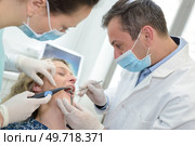 patient gets a root treatment at dentist. Стоковое фото, агентство Ingram Publishing / Фотобанк Лори
