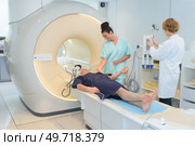 female doctor looking at patient undergoing ct scan. Стоковое фото, агентство Ingram Publishing / Фотобанк Лори