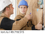 working with roll of mineral wool. Стоковое фото, агентство Ingram Publishing / Фотобанк Лори