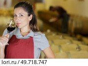 beautiful woman sommelier tasting red wine in wine cellar. Стоковое фото, агентство Ingram Publishing / Фотобанк Лори