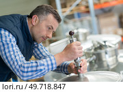 woker screwing fixing a metal piece. Стоковое фото, агентство Ingram Publishing / Фотобанк Лори