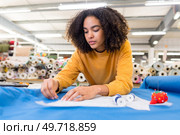 designer inserting pins on the fabrics. Стоковое фото, агентство Ingram Publishing / Фотобанк Лори