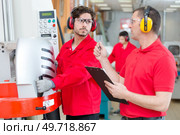 worker in factory on the machine. Стоковое фото, агентство Ingram Publishing / Фотобанк Лори