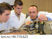 a man assembling a machine. Стоковое фото, агентство Ingram Publishing / Фотобанк Лори