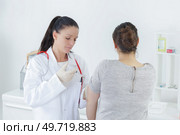a doctor injecting patients hand. Стоковое фото, агентство Ingram Publishing / Фотобанк Лори
