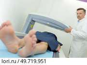 focused doctor doing a radiography on a patient in hospital. Стоковое фото, агентство Ingram Publishing / Фотобанк Лори