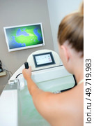 Lady using water exercise machine, looking at television screen. Стоковое фото, агентство Ingram Publishing / Фотобанк Лори
