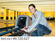 beautiful woman bowling with friends getting ready. Стоковое фото, агентство Ingram Publishing / Фотобанк Лори