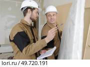 builders installing thermal insulation for walls. Стоковое фото, агентство Ingram Publishing / Фотобанк Лори