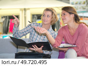 portrait of girls pointing object. Стоковое фото, агентство Ingram Publishing / Фотобанк Лори
