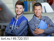 portrait of apprentice mechanic with his mentor. Стоковое фото, агентство Ingram Publishing / Фотобанк Лори