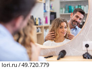 backview of hairstyler doing female clients hair. Стоковое фото, агентство Ingram Publishing / Фотобанк Лори