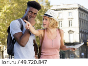 mixed race tourist couple trying to work out their route. Стоковое фото, агентство Ingram Publishing / Фотобанк Лори