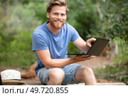 a man using pc outdoors. Стоковое фото, агентство Ingram Publishing / Фотобанк Лори