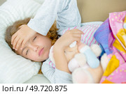 a girl holding her forhead. Стоковое фото, агентство Ingram Publishing / Фотобанк Лори