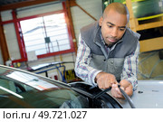 a man putting back the wipers. Стоковое фото, агентство Ingram Publishing / Фотобанк Лори