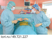 surgeons talking to each other in operation room at hospital. Стоковое фото, агентство Ingram Publishing / Фотобанк Лори
