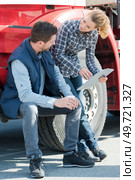 young farmers examing planted wheat next to tractor. Стоковое фото, агентство Ingram Publishing / Фотобанк Лори