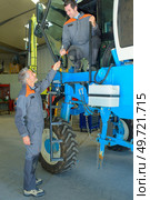 a mechanic with vineyard machine. Стоковое фото, агентство Ingram Publishing / Фотобанк Лори