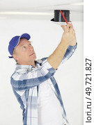 workman securing screws on ceiling vent. Стоковое фото, агентство Ingram Publishing / Фотобанк Лори