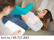 woman is upset during psychotherapy session. Стоковое фото, агентство Ingram Publishing / Фотобанк Лори