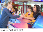 Women being served at bar. Стоковое фото, агентство Ingram Publishing / Фотобанк Лори